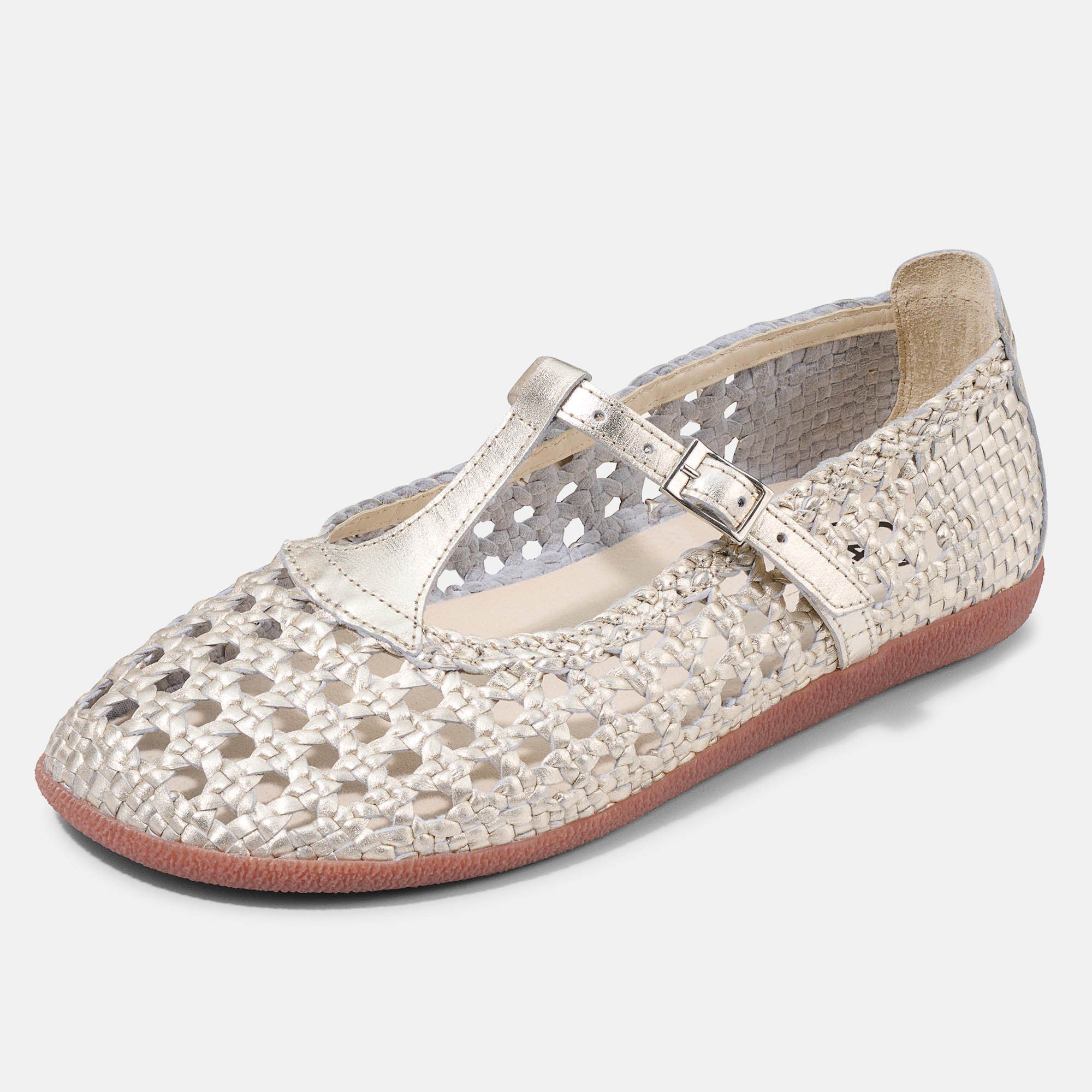 Nahaufnahme eines goldfarbenen BÄR Schuhe Colleen Damen Slipper. Offenes, geflochtenes Obermaterial, T-Riemen mit Schnalle.