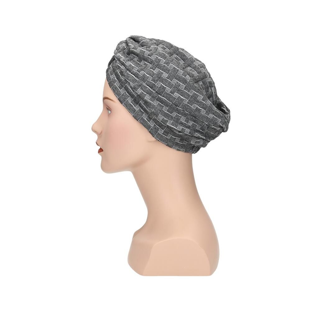 Grauer Turban mit Webmuster, von der Seite auf einer Schaufensterpuppe gezeigt.