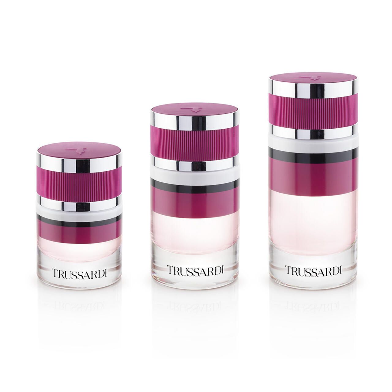 Drei Flakons Trussardi Ruby Red. Zylindrische Form, rosa-weiß-pinkfarben, silberner Deckel. Schriftzug Trussardi.