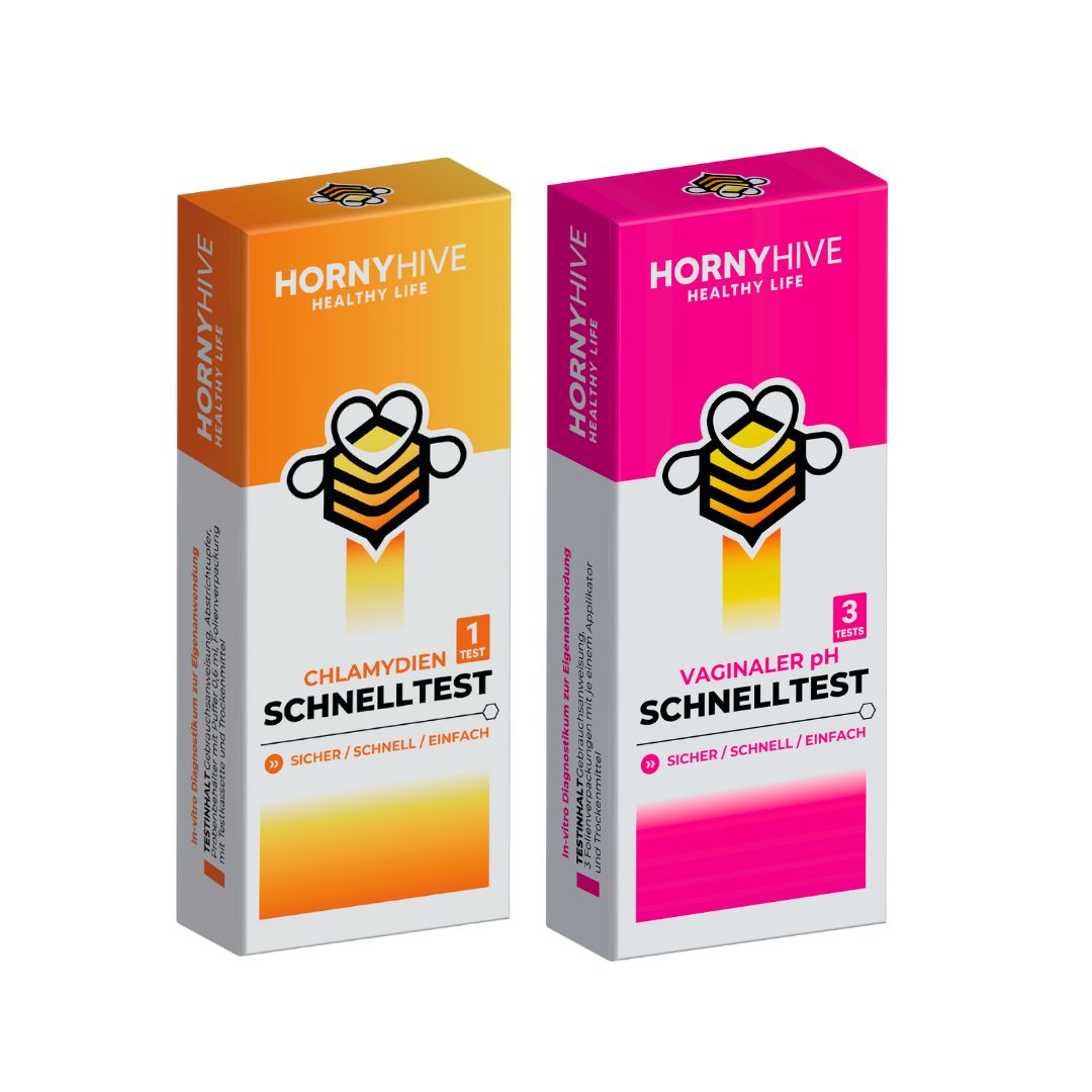 Zwei Schachteln Horny Hive Schnelltests. Eine orangefarbene Schachtel für Chlamydien, eine pinkfarbene für vaginalen pH-Wert.