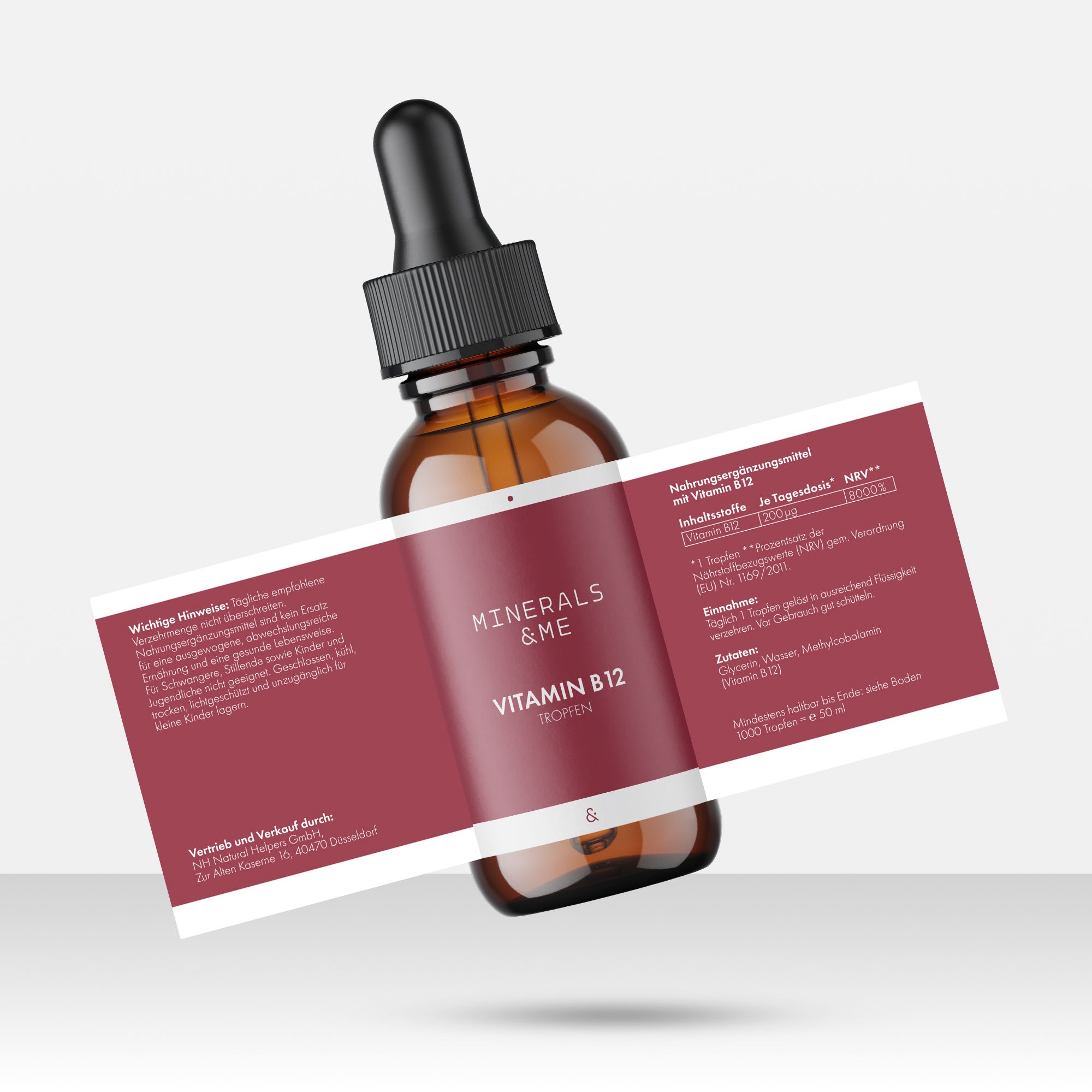 Braune Glasflasche mit Tropfer und geöffnetem Etikett. Aufschrift: MINERALS & ME Vitamin B12 Tropfen.