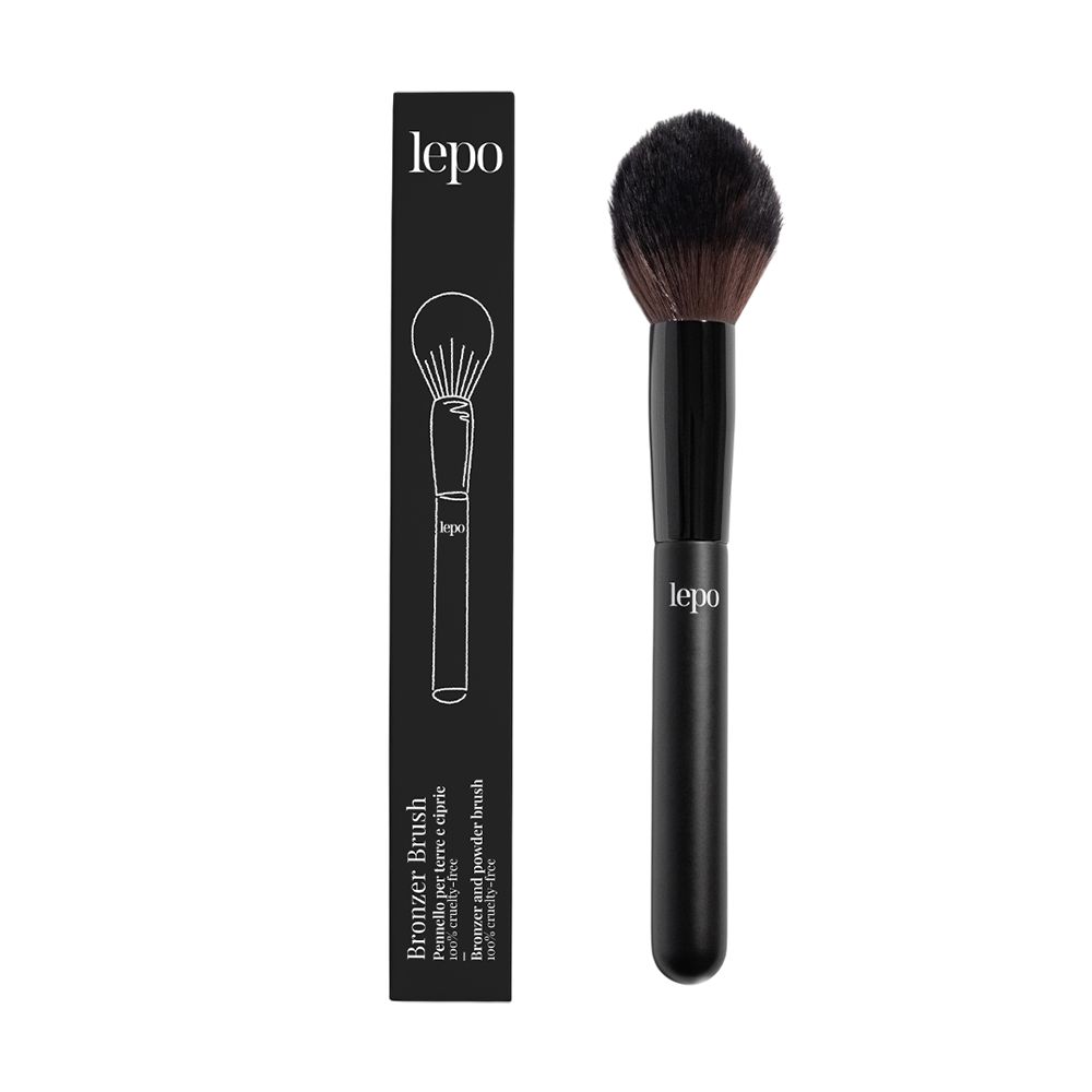 Pennello bronzer con manico nero e setole marroni. Confezione nera con illustrazione del prodotto e scritta "lepo".