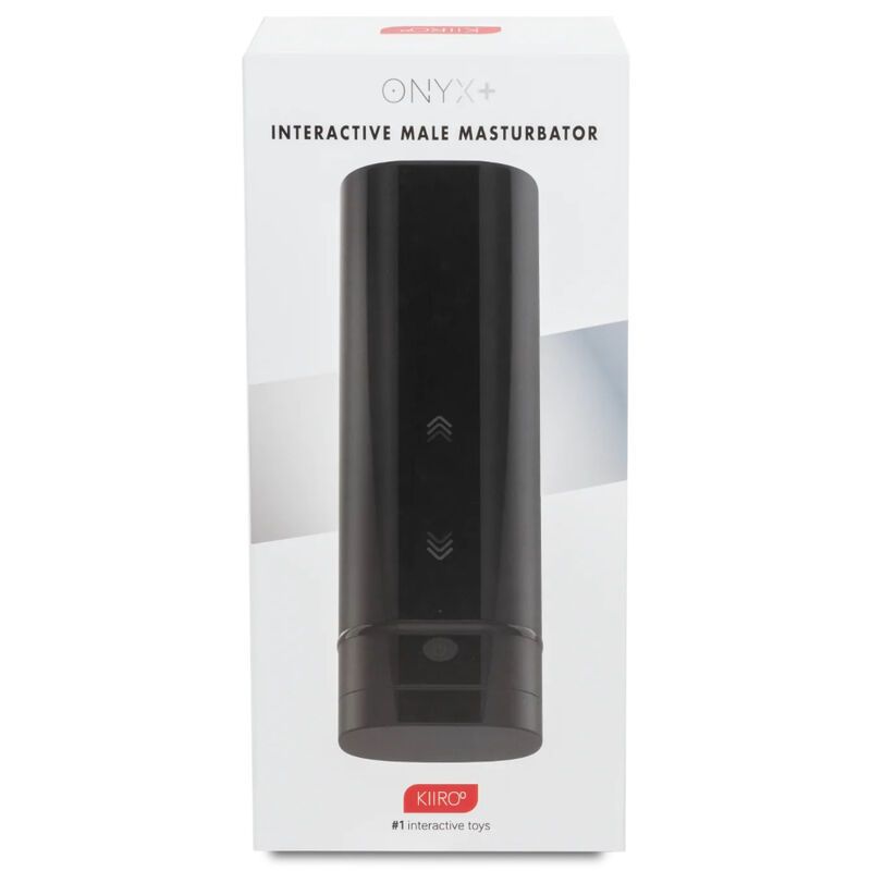 Schwarzes, zylindrisches Gerät in weißer Verpackung. Oben steht "ONYX+", darunter "INTERACTIVE MALE MASTURBATOR". Unten "Kiiroo" und Logo.