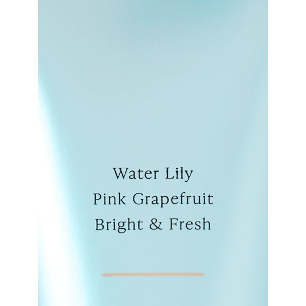 Nahaufnahme der Tube. Aufschrift: Water Lily, Pink Grapefruit, Bright & Fresh. Helle, blaue Farbe.
