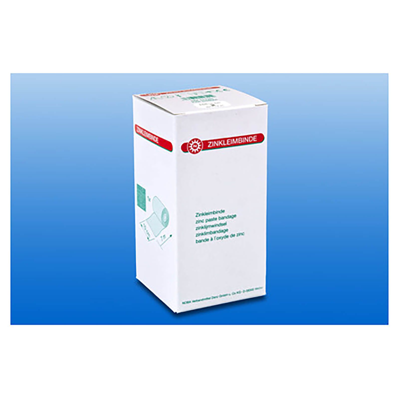 Kartonverpackung für Zinkleimbinde. Aufschrift: ZINKLEIMBINDE. Mit Abbildung der Binde und grünen Qualitätszeichen.