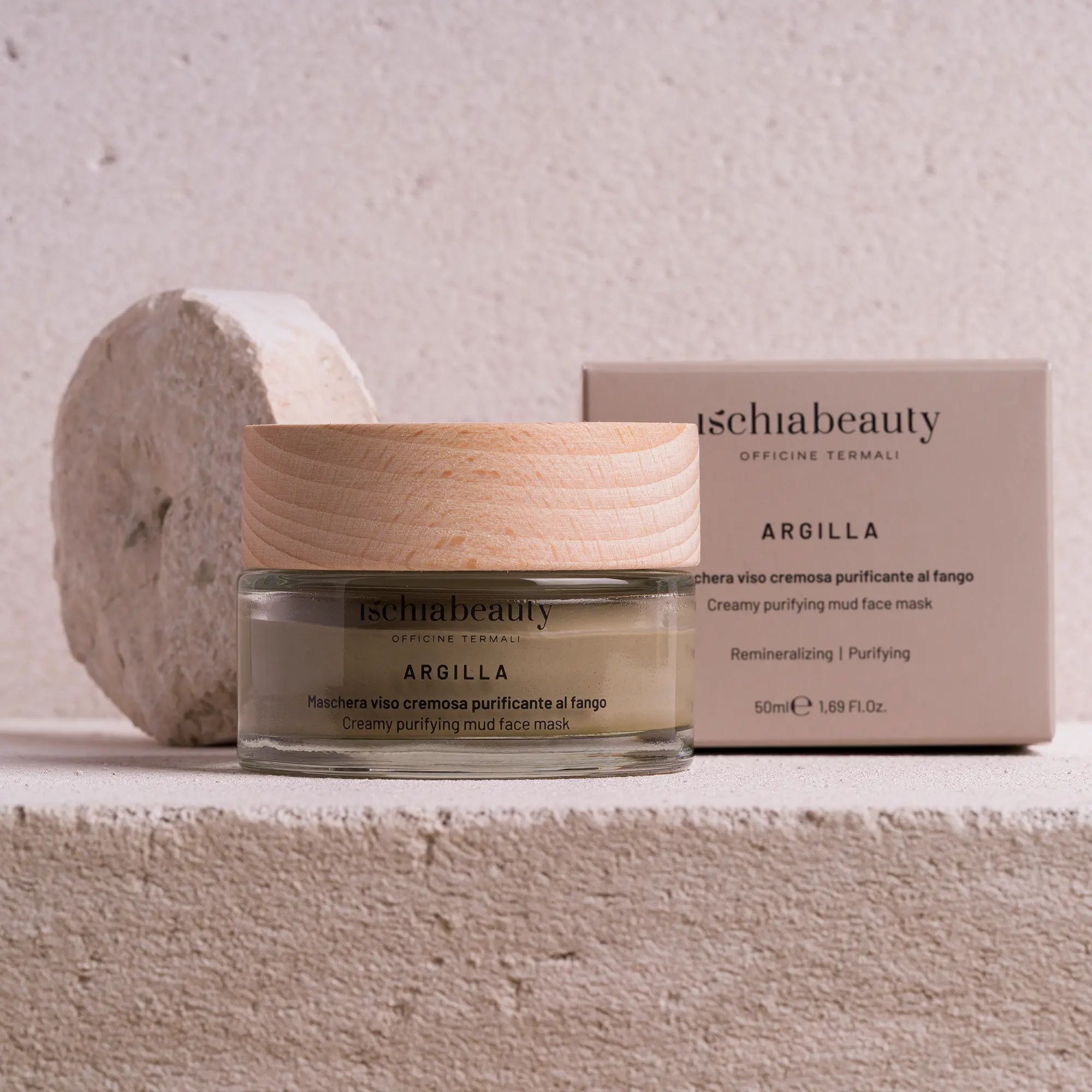 Glas mit Gesichtsmaske, Karton. Aufschrift: ischiabeauty, ARGILLA, Maschera viso cremosa purificante al fango, 50ml.