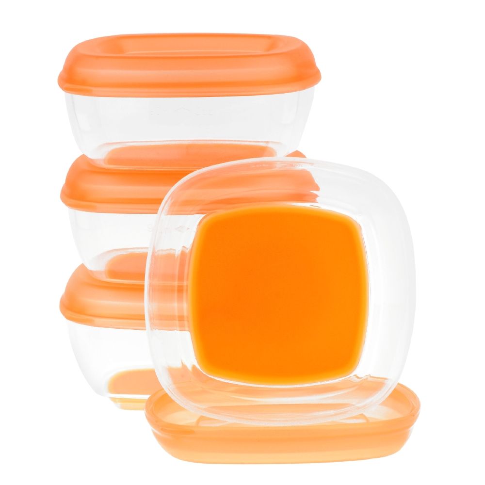 Mehrere transparente Gefrierschalen mit orangefarbenen Deckeln. Eine Schale ist mit orangefarbener Flüssigkeit gefüllt.
