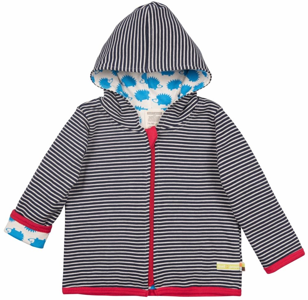 Gestreifte Jacke mit Kapuze und Reißverschluss. Innenfutter mit blauem Igelmuster. Roter Saum und Bündchen. Gelbes Label.