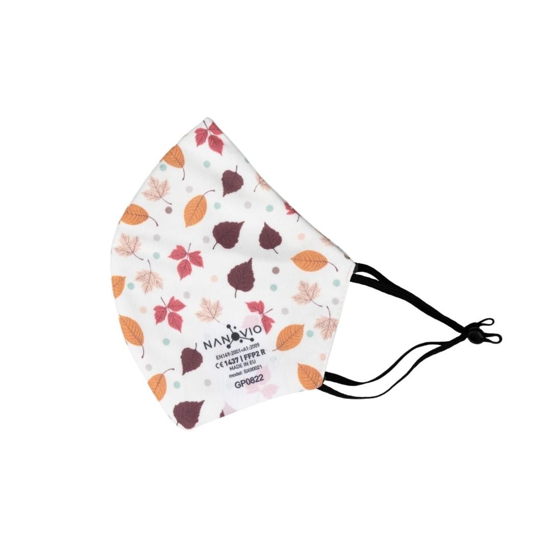 Weiße FFP2-Maske mit Herbstblattmuster. Schwarze Ohrschlaufen und verstellbare Elemente. CE-Kennzeichnung und Markenlogo sichtbar.