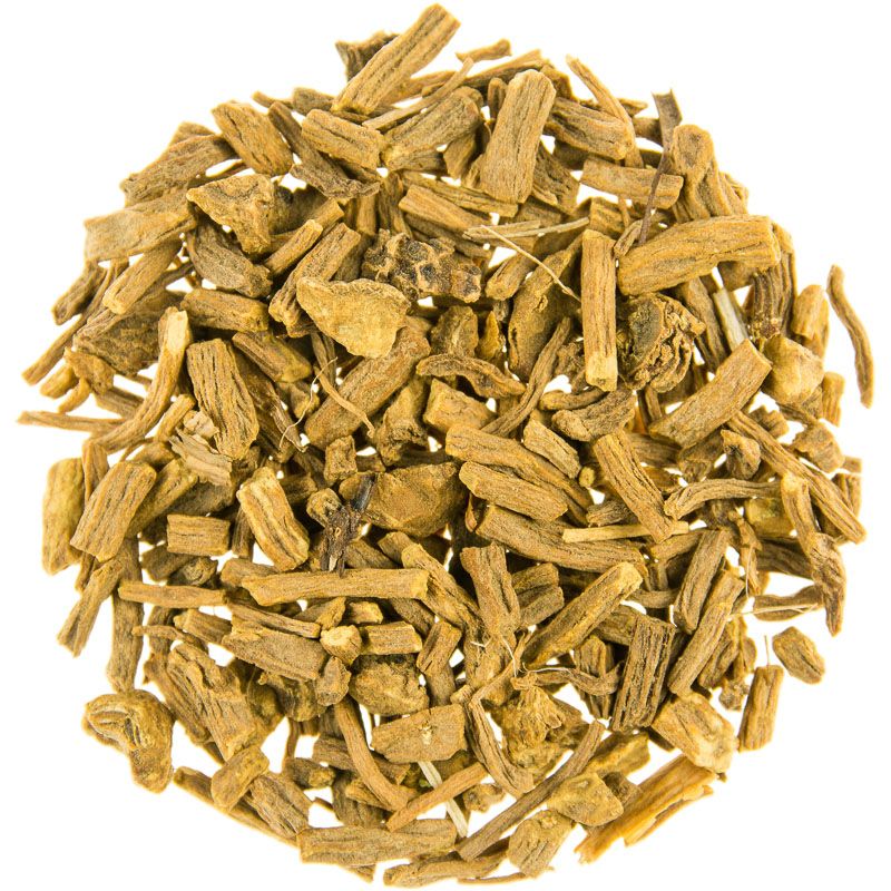 Haufen getrockneter Baldrianwurzelstücke. Helle, beige-braune Farbe. Einzelne Stücke mit rauer Oberfläche. Auf weißem Hintergrund.