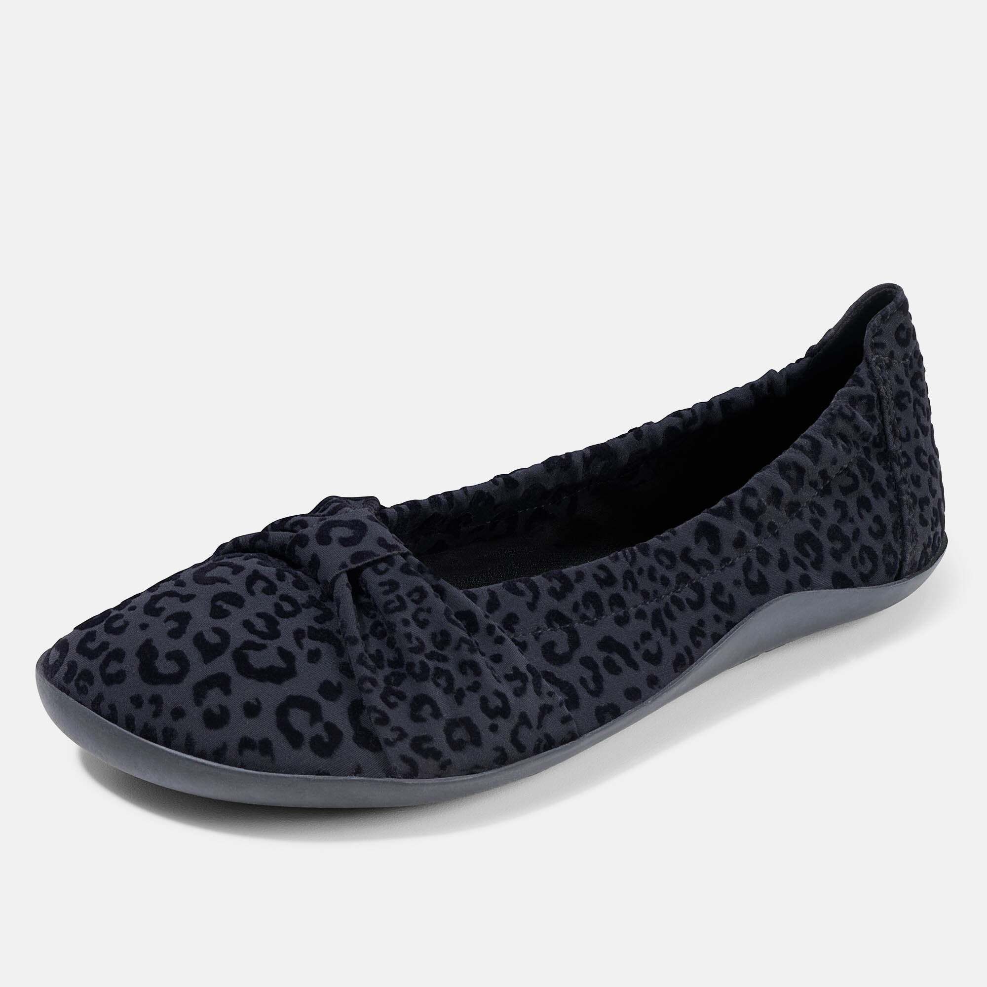 Vorderansicht einer Damen Ballerina mit Leopardenmuster und Schleife.