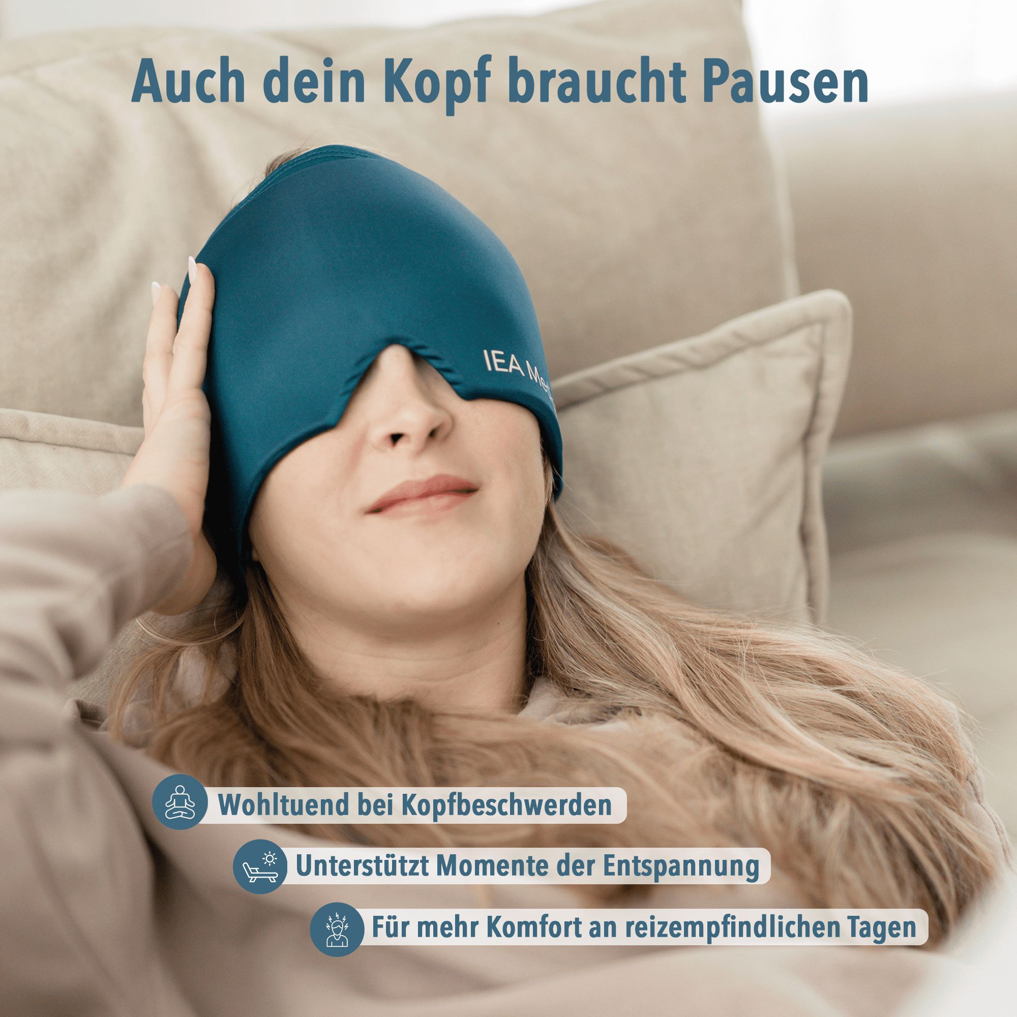 Frau mit blauem Kopfband auf Couch. Text: Auch dein Kopf braucht Pausen. IEA Medical-Logo.