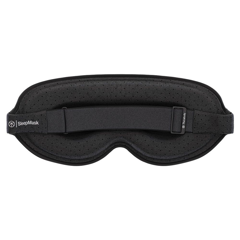 Schwarze Schlafmaske mit verstellbarem Band. Das Logo und der Schriftzug SleepMask sind sichtbar. Perforierte Oberfläche.