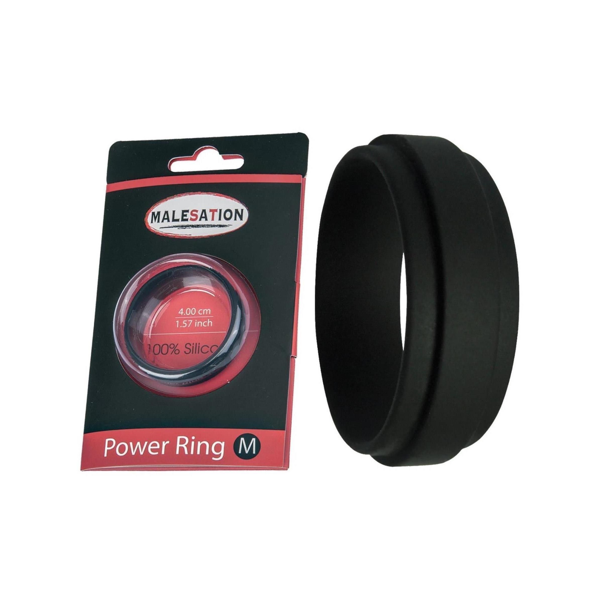 Schwarzer Power Ring neben Verpackung. Verpackung mit Produktabbildung, roter Schrift und Markenlogo. Ring aus Silikon.