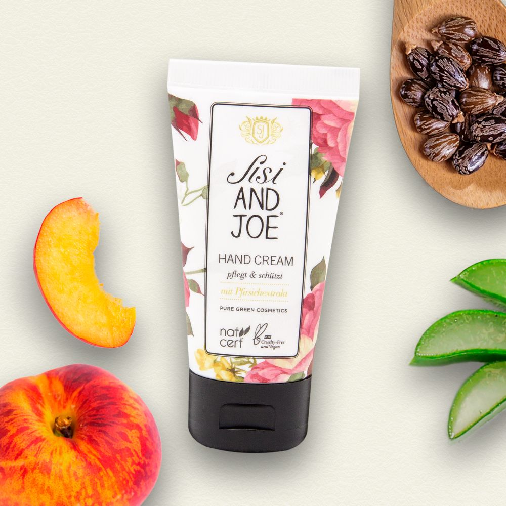 Handcreme-Tube mit floralem Muster und Pfirsich. Text: Sisi and Joe, Hand Cream, pflegt & schützt, mit Pfirsichextrakt. Natrue-Zertifizierung.
