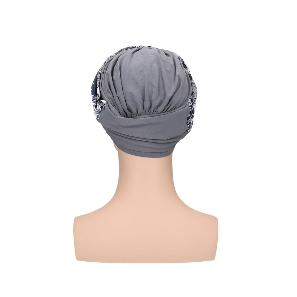 Grauer Turban mit floralem Muster. Auf einem Mannequin präsentiert. Rückansicht.