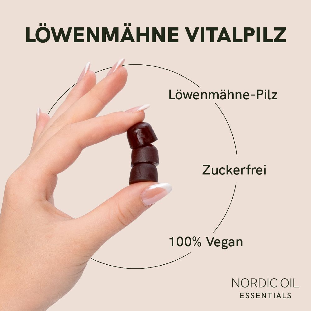 Hand hält drei braune Gummibärchen. Text: Löwenmähne Vitalpilz, zuckerfrei, 100% vegan.