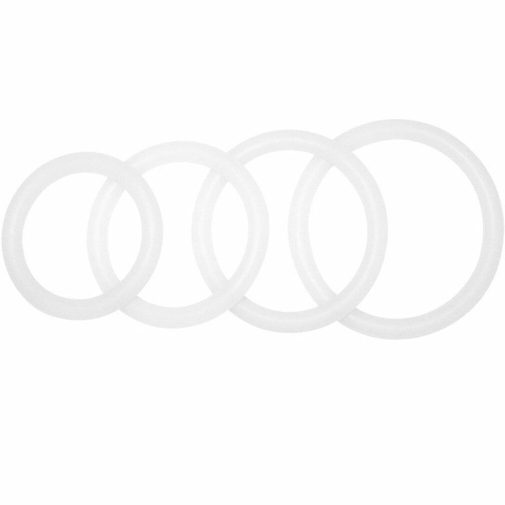 Vier transparente Penisringe unterschiedlicher Größe. Ringe liegen nebeneinander.