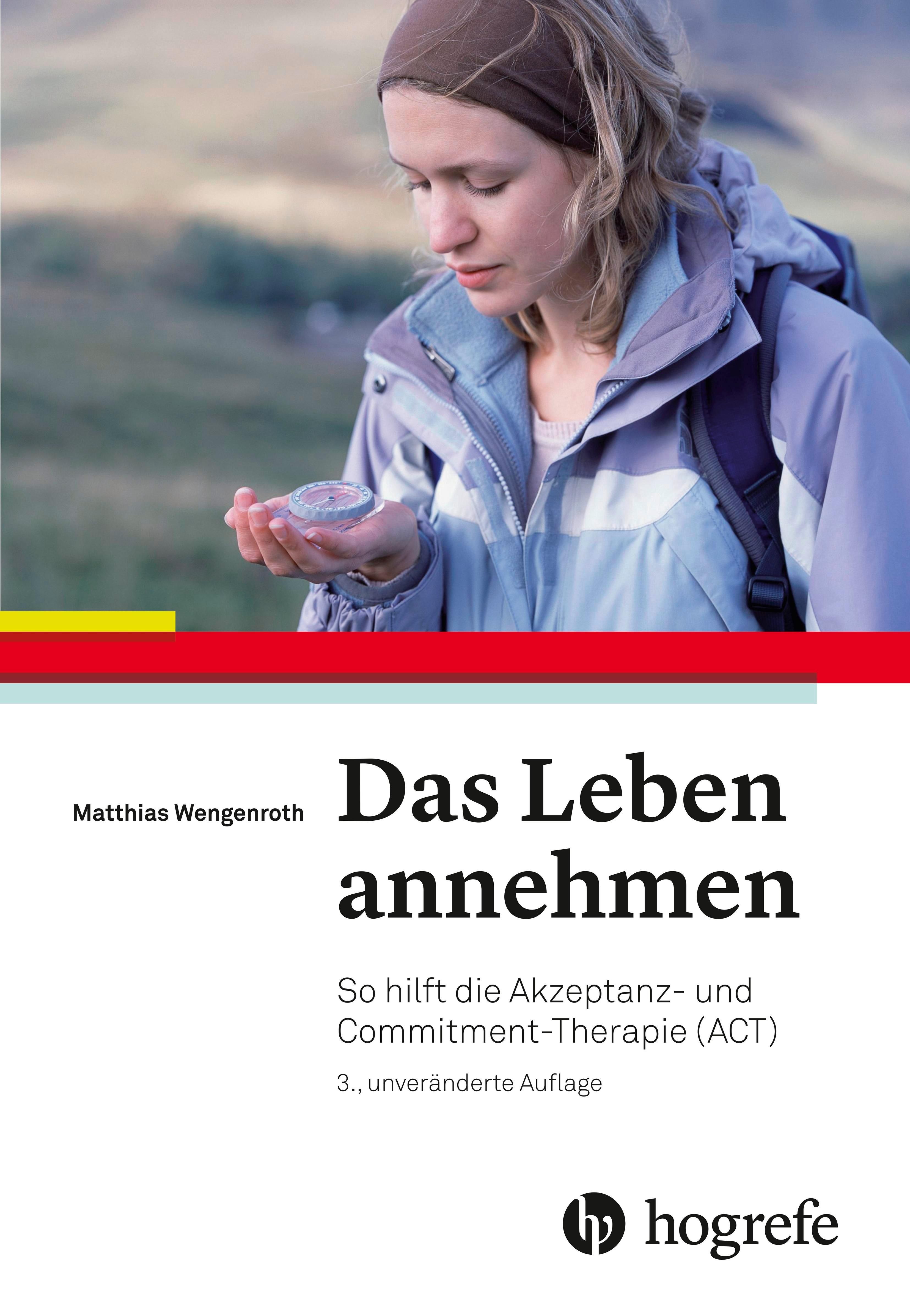 Buchcover: "Das Leben annehmen" von Matthias Wengenroth. Frau mit Kompass. Hogrefe-Logo. Titel: So hilft die Akzeptanz- und Commitment-Therapie (ACT).