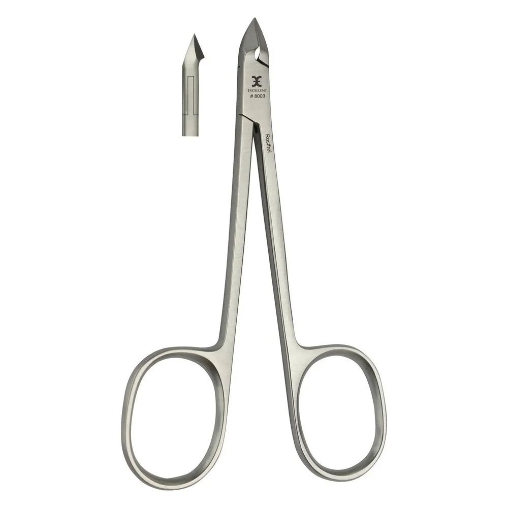 Nagelhautzange aus Metall mit Scherengriff. Neben der Zange ist ein einzelnes Schneideteil abgebildet. Auf der Zange ist ein Logo und Schriftzug.