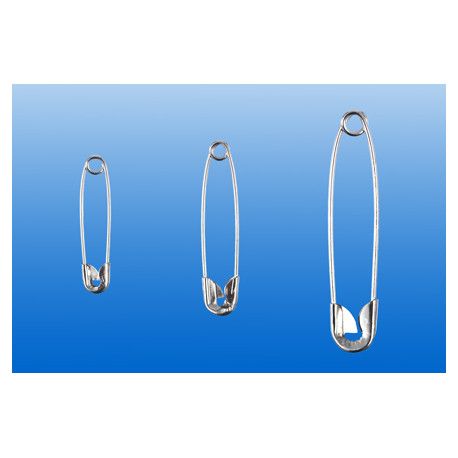 Drei Sicherheitsnadeln aus Metall, unterschiedlicher Größe, vor blauem Hintergrund.