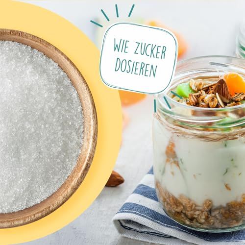 Glas mit Joghurt, Müsli und Früchten, daneben Schale mit Erythrit.