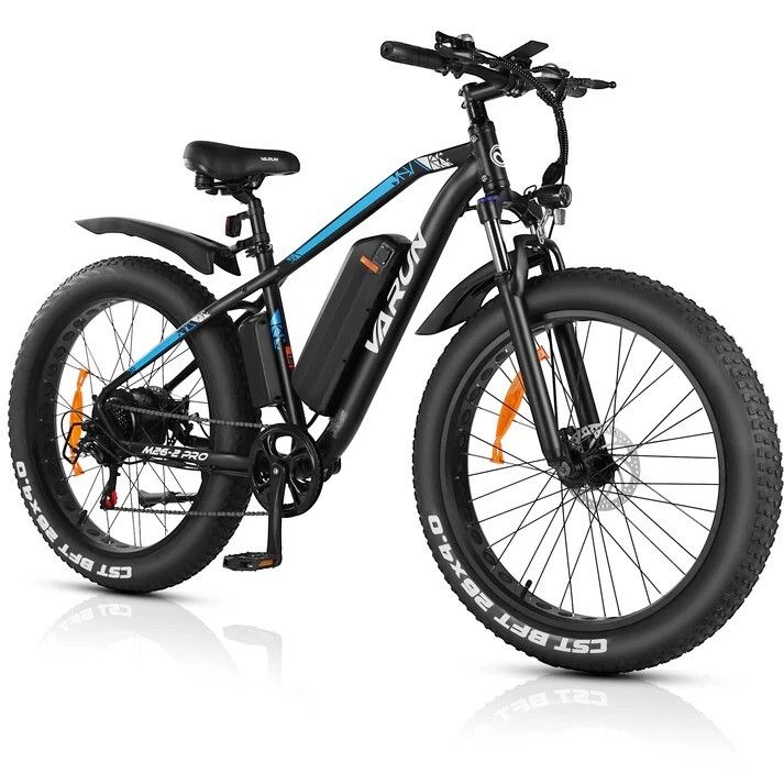 Schwarzes E-Mountainbike mit breiten Reifen, blauen Akzenten und VARUN-Logo. M26-2 PRO-Modell.