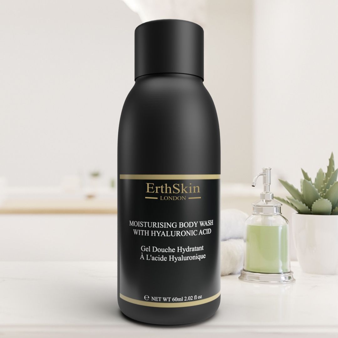 Schwarze Flasche mit goldfarbenem Etikett. Aufschrift: ErthSkin London, Moisturising Body Wash with Hyaluronic Acid. Bad-Szene.