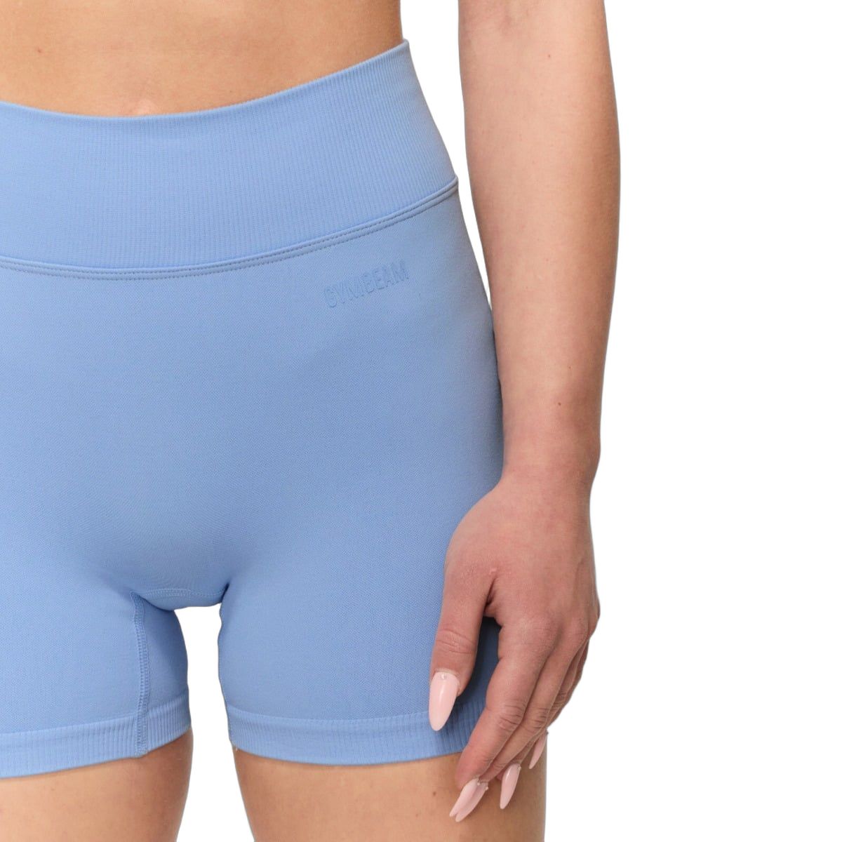 Detailansicht: Damen Shorts, Sky-Blau, hoher Bund, dezentes Logo.
