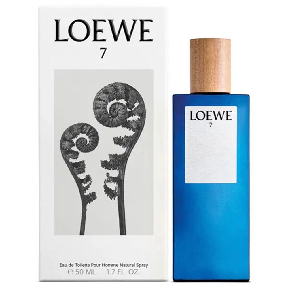 Blaues Parfümflakon mit Holzdeckel und weißer Verpackung. Aufschrift LOEWE 7. Verpackung mit Pflanzenmuster.