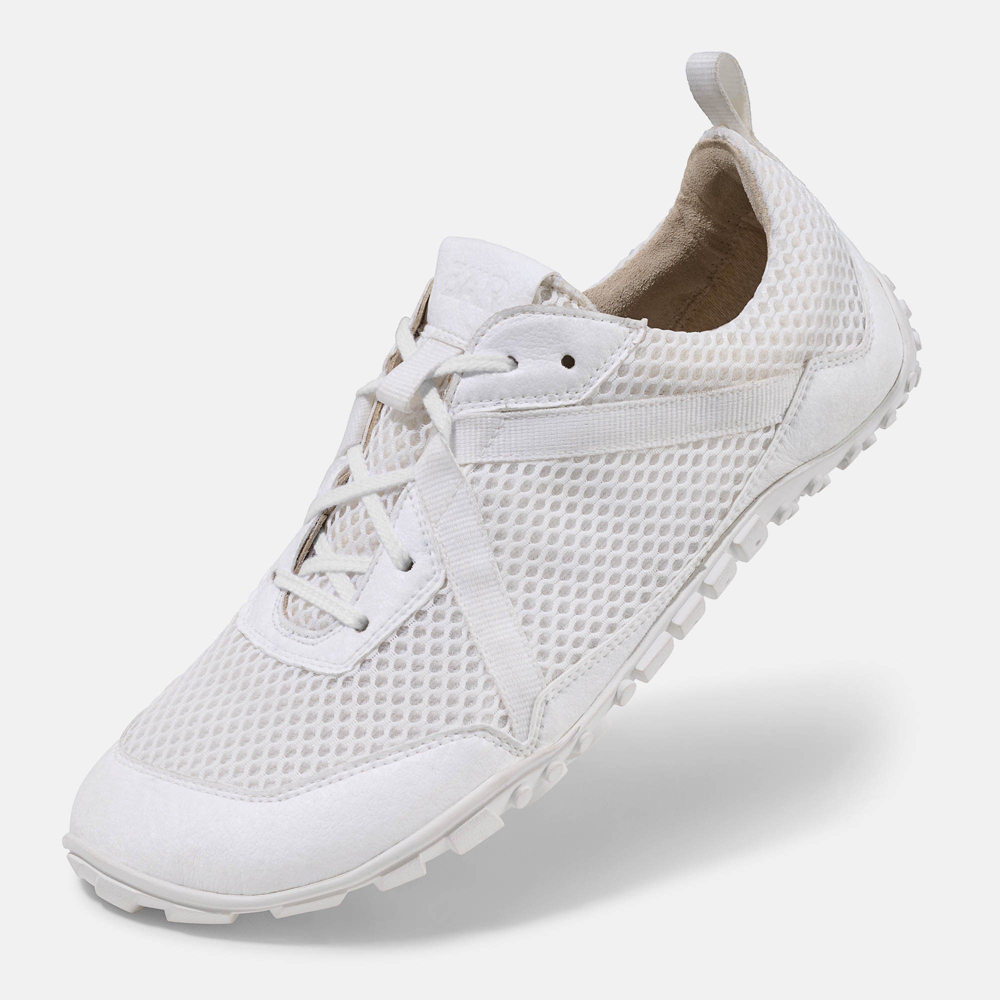 Weißer Damenschnürschuh. Mesh-Obermaterial, Schnürsenkel, breite Sohle. Seitliche Ansicht.