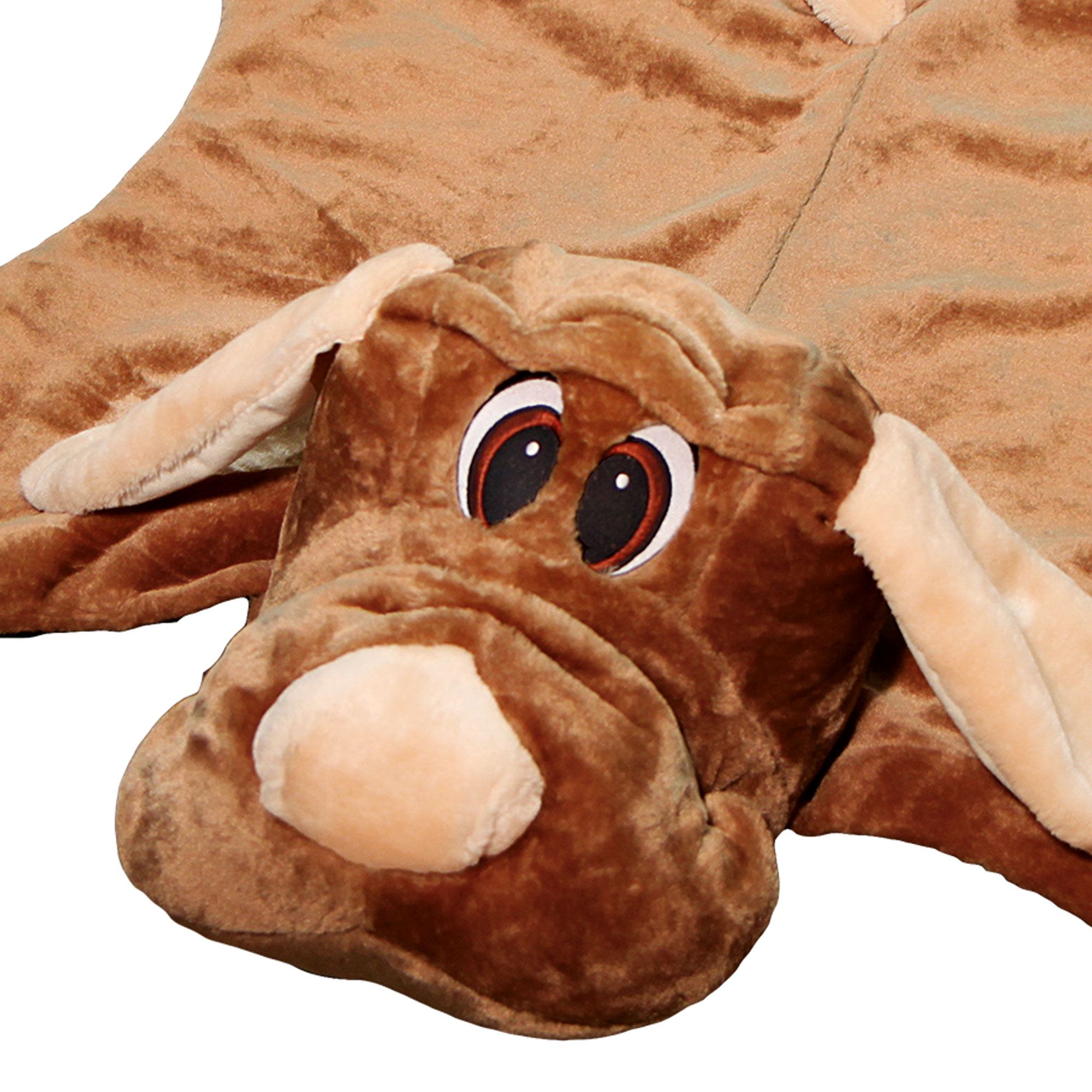 Nahaufnahme der Hunde-Liegedecke. Braun und beige. Weiches Material. Große Augen, Nase und Ohren. Hundeform.