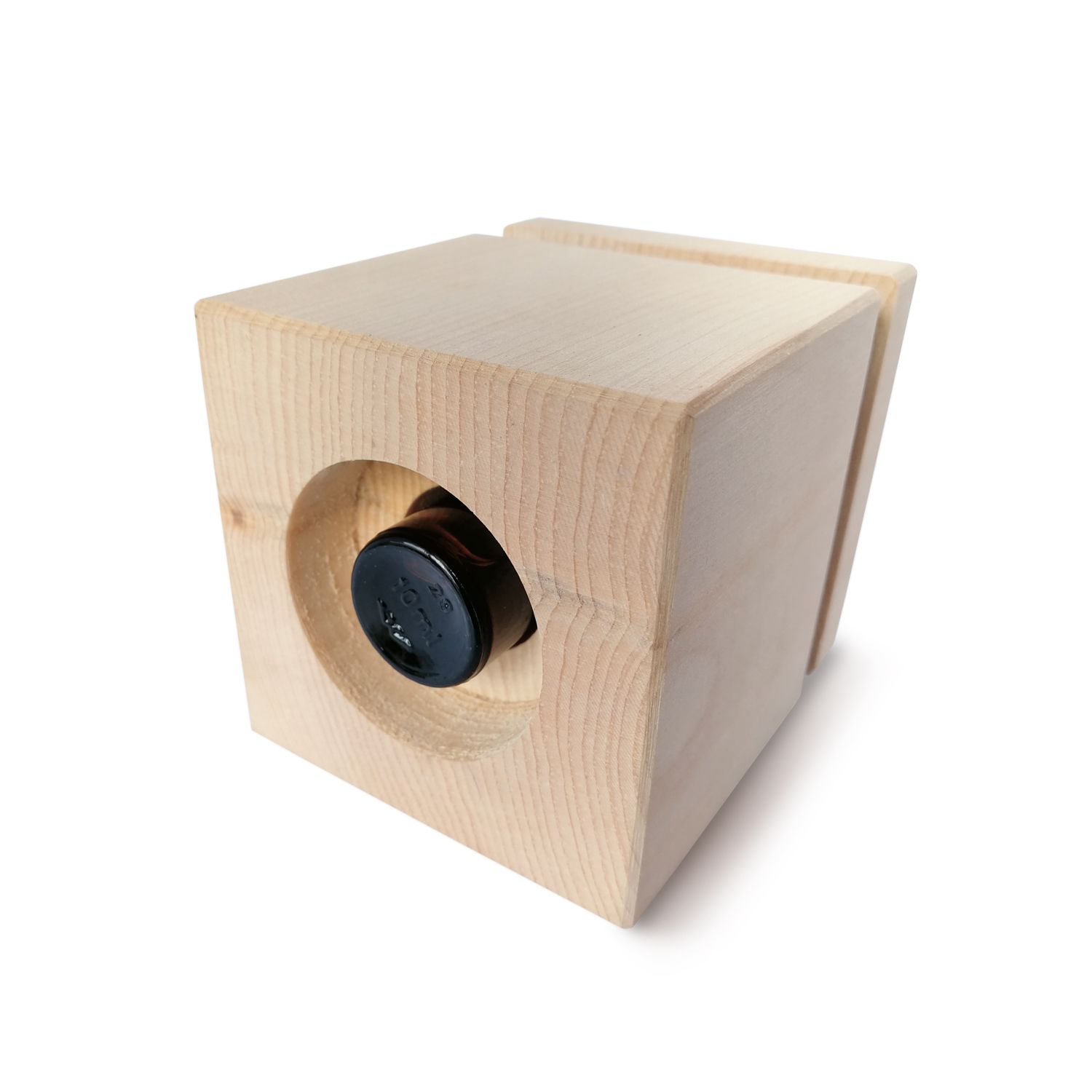 Holzwürfel mit Öffnung für Zirbenölflasche. Dunkle Öffnung. Holzstruktur. Quadratische Form.