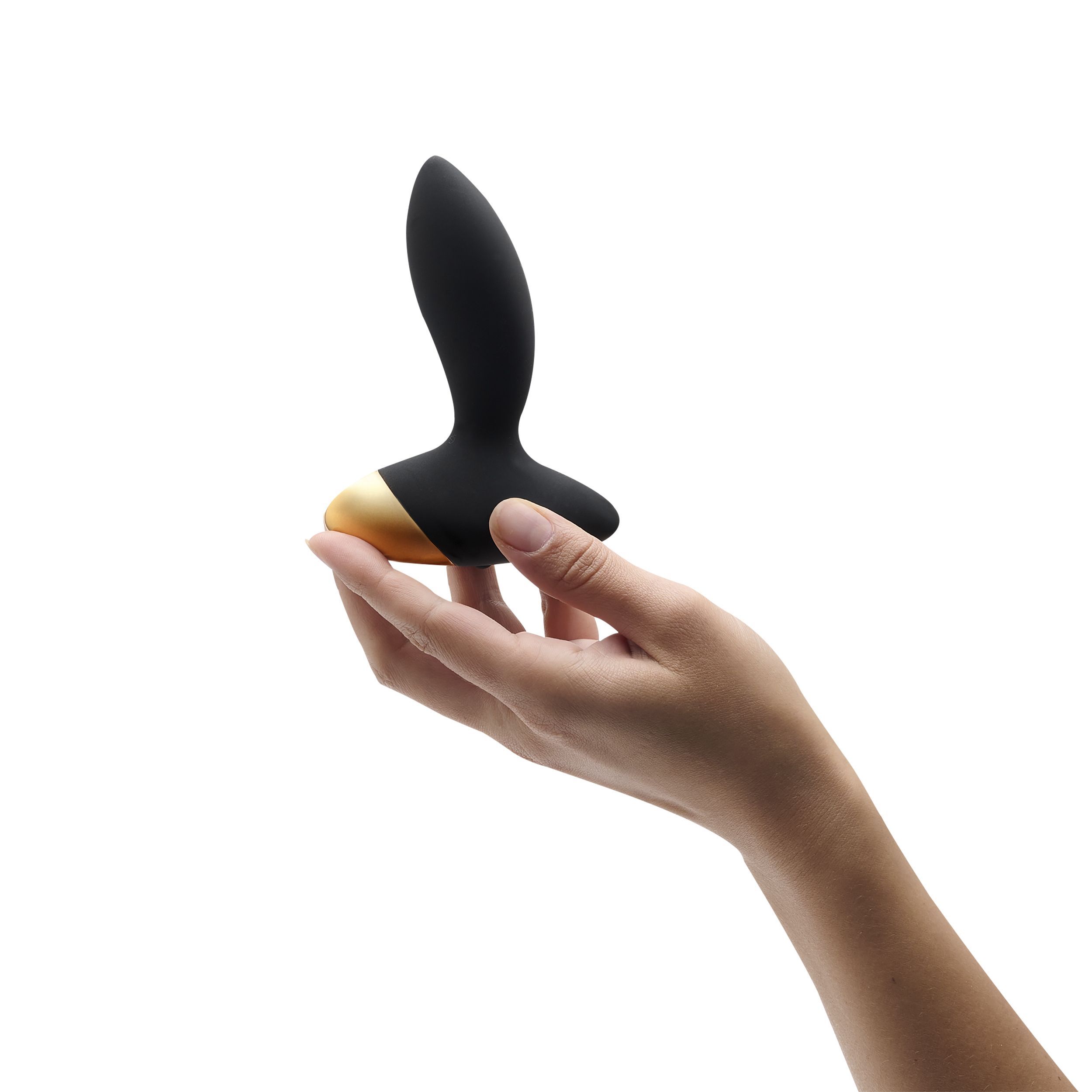 Schwarzer Analvibrator mit goldfarbenem Akzent, gehalten von einer Hand. Der Vibrator hat eine längliche Form.