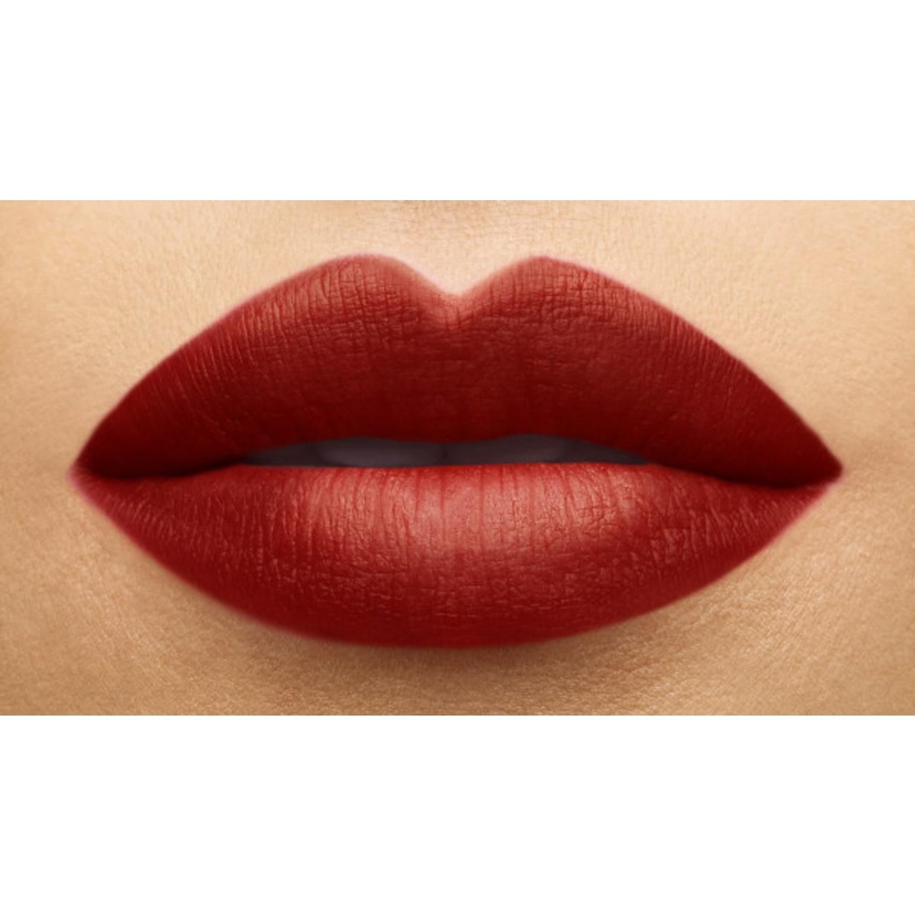 Geschminkte Lippen mit rotem Lippenstift. Deutliche Konturen. Matte Oberfläche.