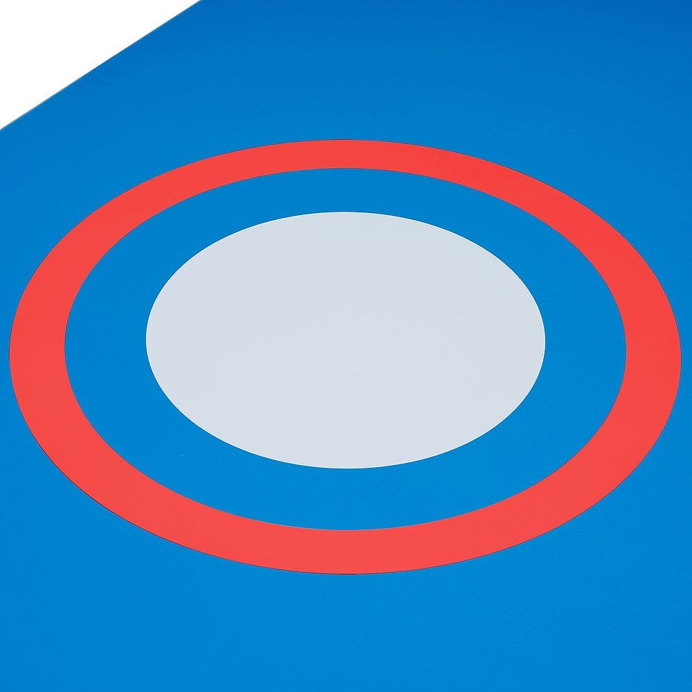Nahaufnahme eines blauen Turnmatten-Kreises mit rotem Rand und weißem Zentrum.
