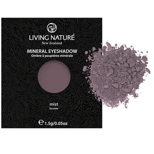 Living Nature Mineral Eyeshadow, Farbton Mist. Runde Lidschatten-Palette und loser Lidschatten daneben. Schwarze Verpackung mit Logo und Produktbezeichnung.