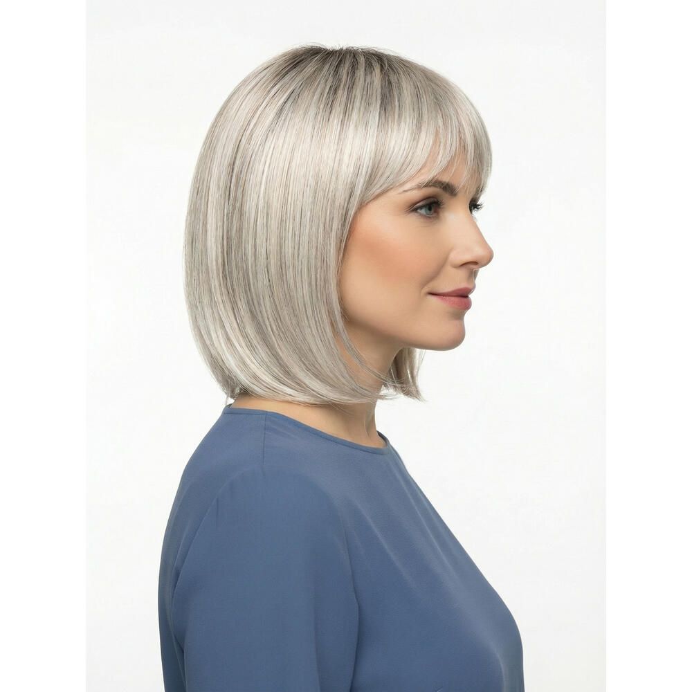 Perücke Mola von trendhair. Grauer Bob mit Pony. Frau mit blauem Oberteil. Seitenansicht.