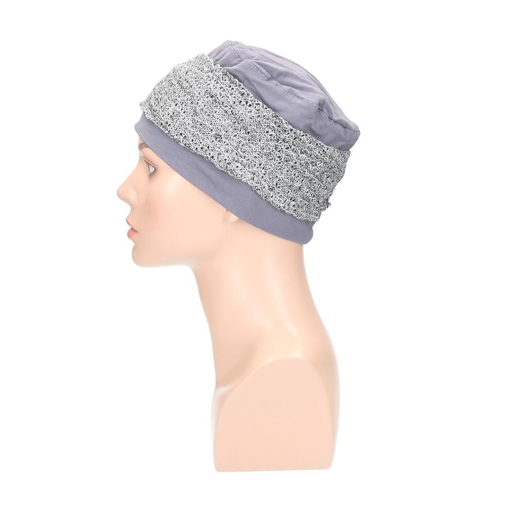 Grau/Silberfarbener Turban auf einer Büste. Der Turban hat eine verzierte Krempe.