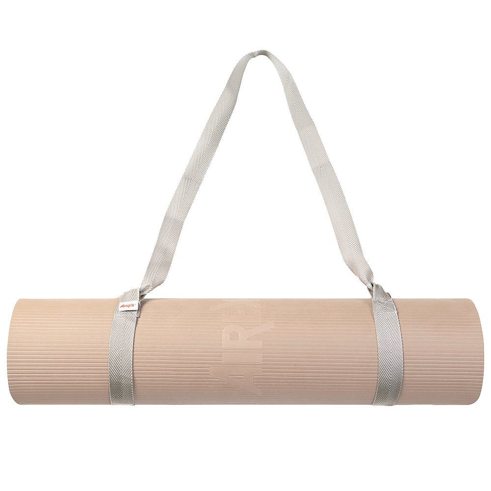 Gerollte, beige Gymnastikmatte mit Tragegurt. Das Logo "AIREX" ist auf der Matte zu sehen.
