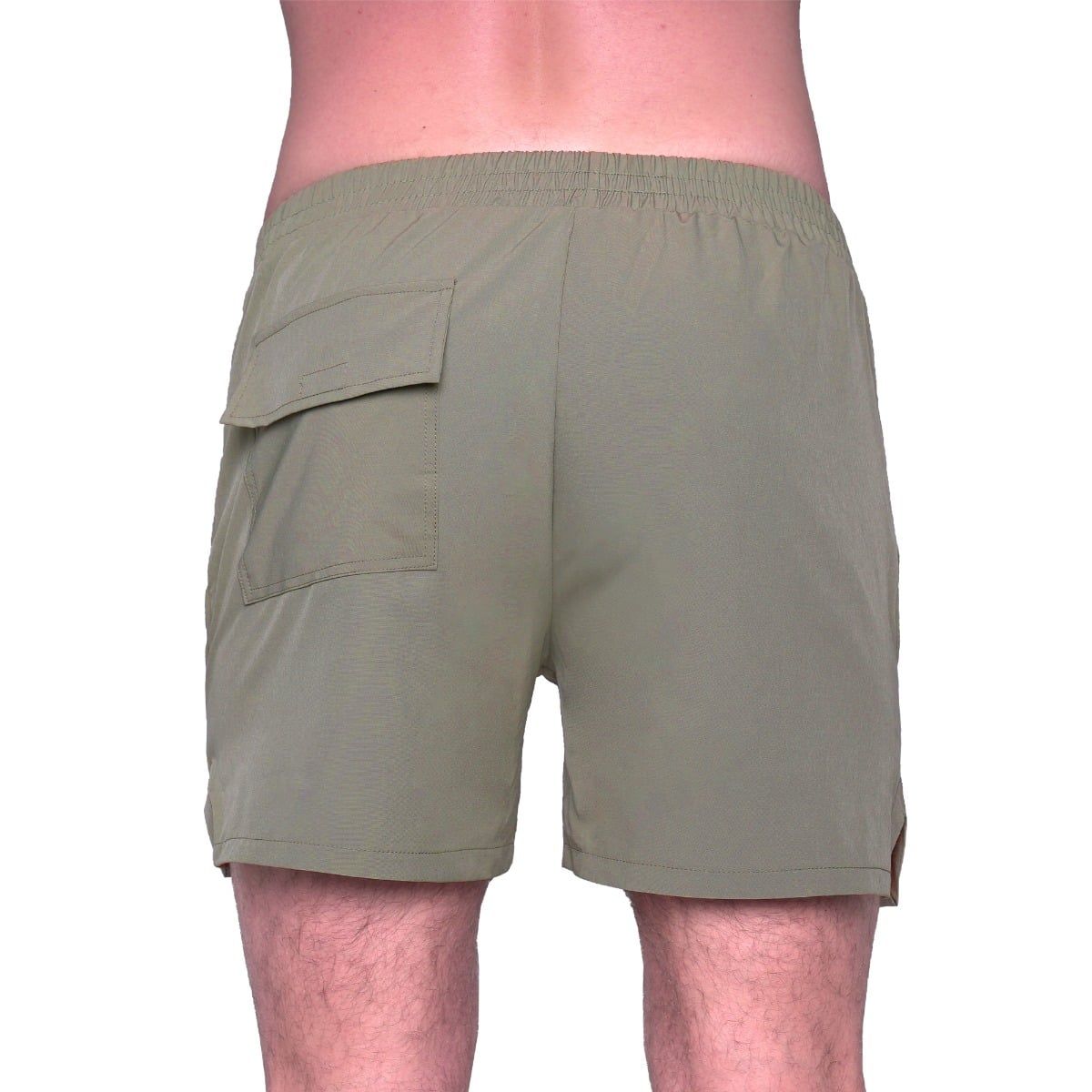 Grüne Herren-Shorts mit GymBeam-Logo, seitliche Ansicht.