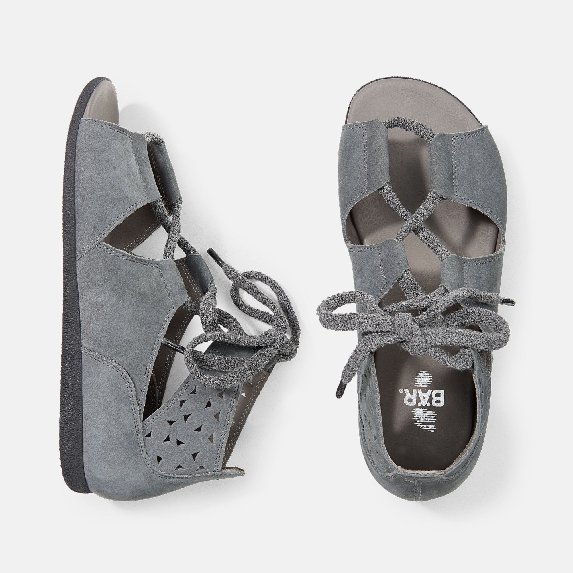 Draufsicht auf graue Sandalen. Schnürung, offene Zehen, seitliche Aussparungen. Sohle mit Logo.