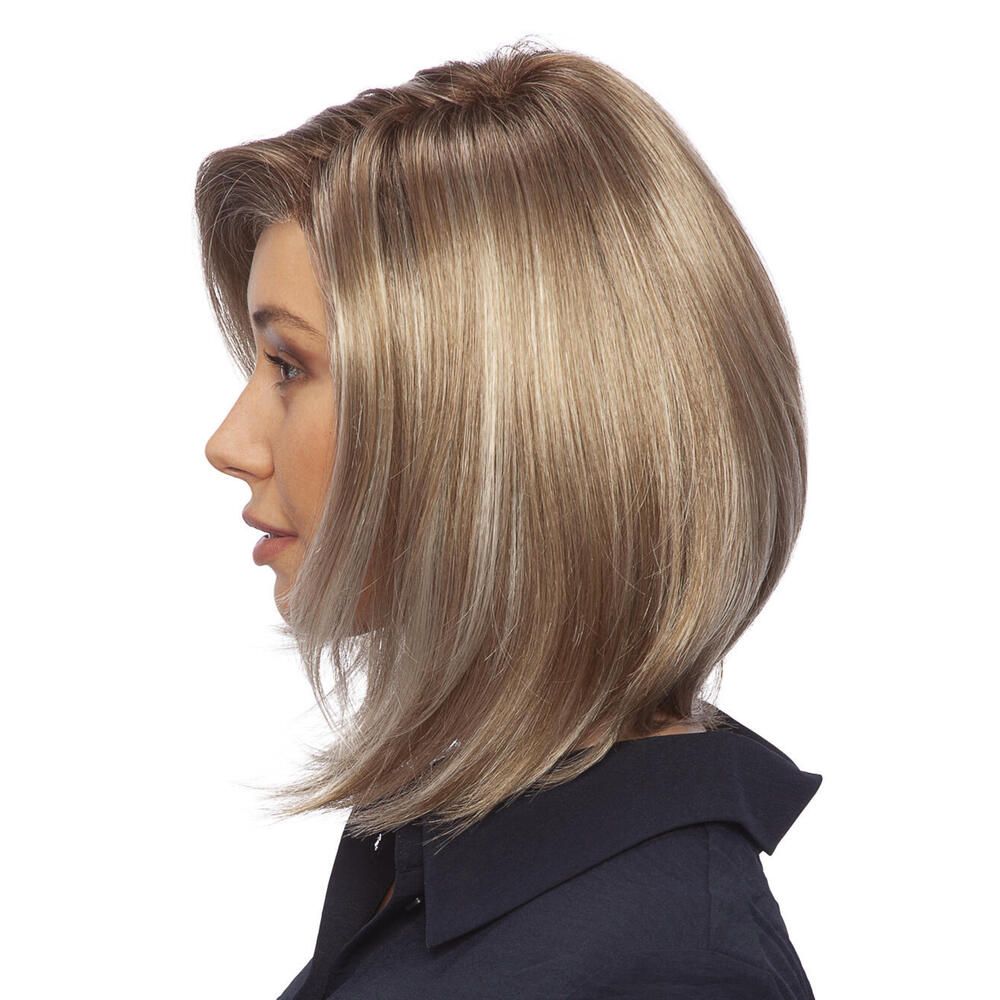 Perücke Megan von trendhair. Blond-braune Kunsthaarperücke. Profilansicht einer Frau.