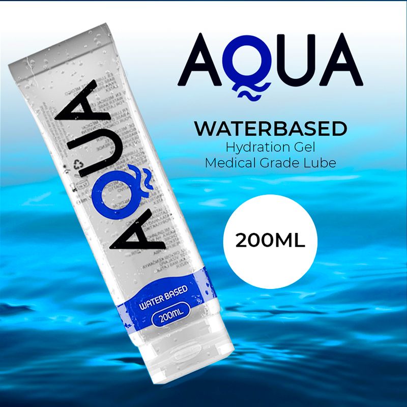 Tube mit AQUA-Schriftzug, Wasserbasiert, Hydratationsgel, 200ml. Auf blauem Hintergrund.