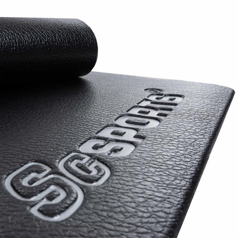 Nahaufnahme einer schwarzen Unterlegmatte. Geprägtes ScSPORTS® Logo. Strukturierte Oberfläche.