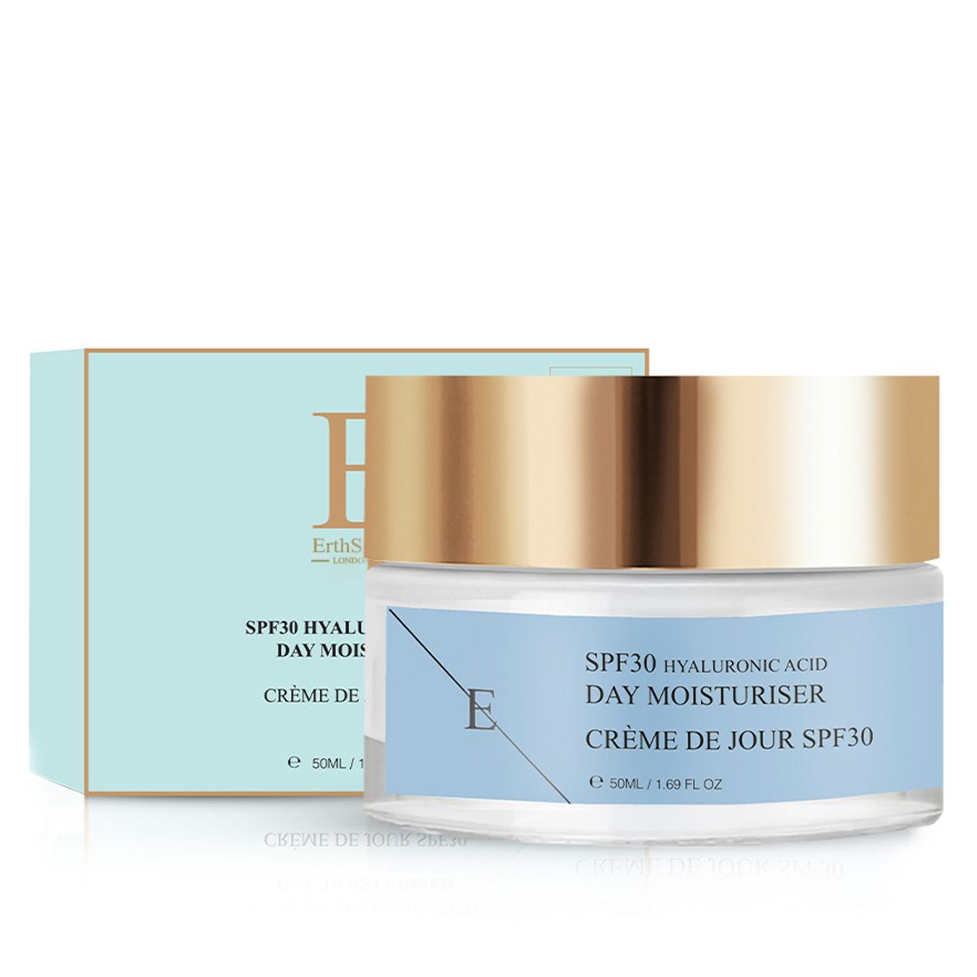 Tagescreme-Tiegel mit goldenem Deckel und Schachtel. Aufschrift: SPF30 Hyaluronsäure Day Moisturiser, Crème de Jour SPF30. Hellblau.