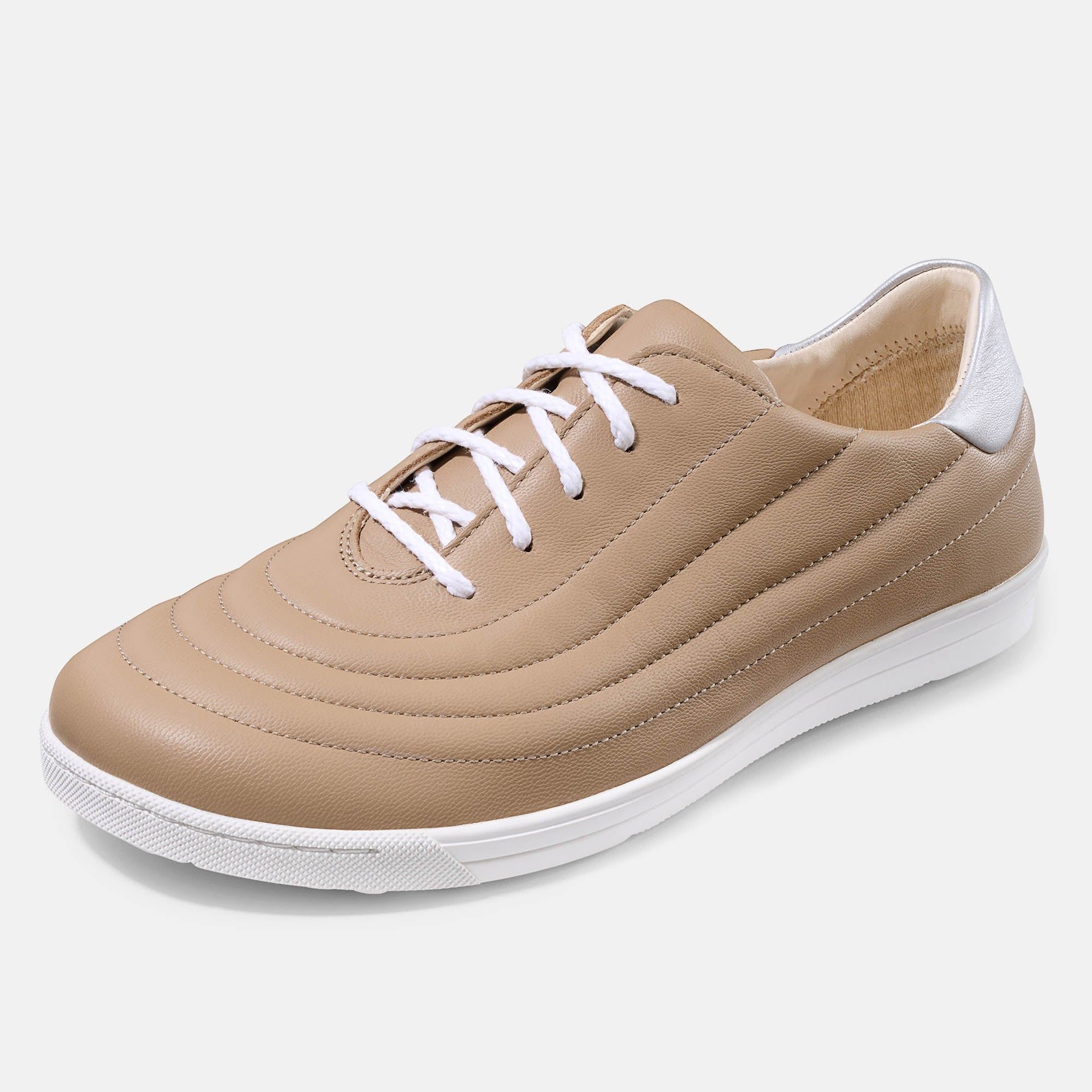 Damen-Schnürschuh aus hellem Leder, schräge Ansicht, mit weißer Sohle und Schnürung.