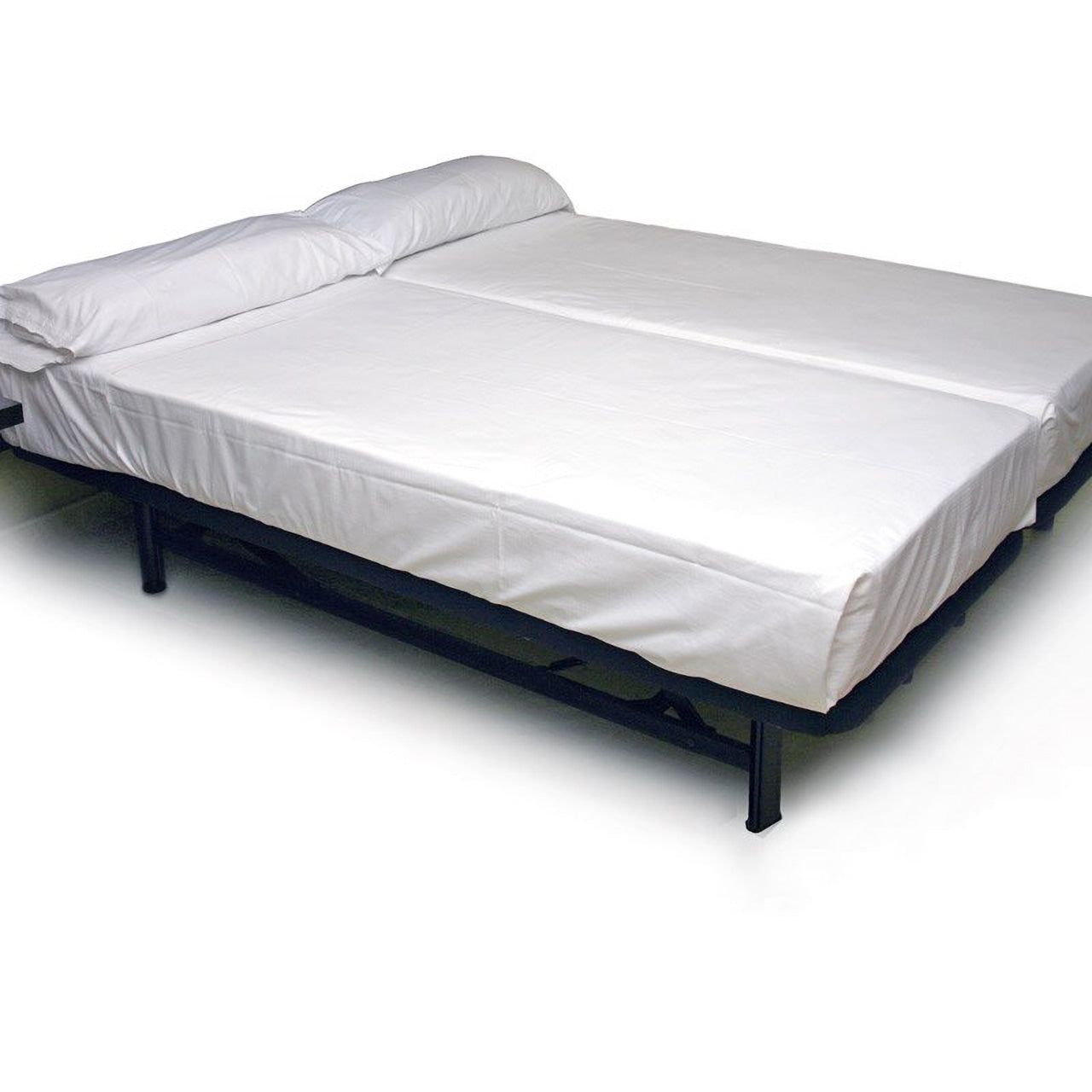 Ein Doppelbett mit weißem Laken. Schwarzer Rahmen.