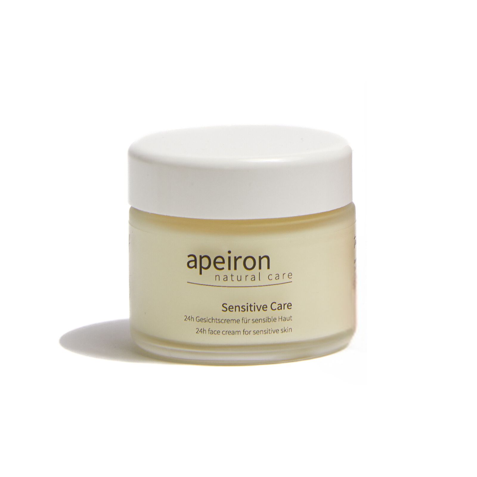 Creme-Glas mit weißem Deckel. Aufschrift: Apeiron, Sensitive Care, 24h Gesichtscreme für sensible Haut.
