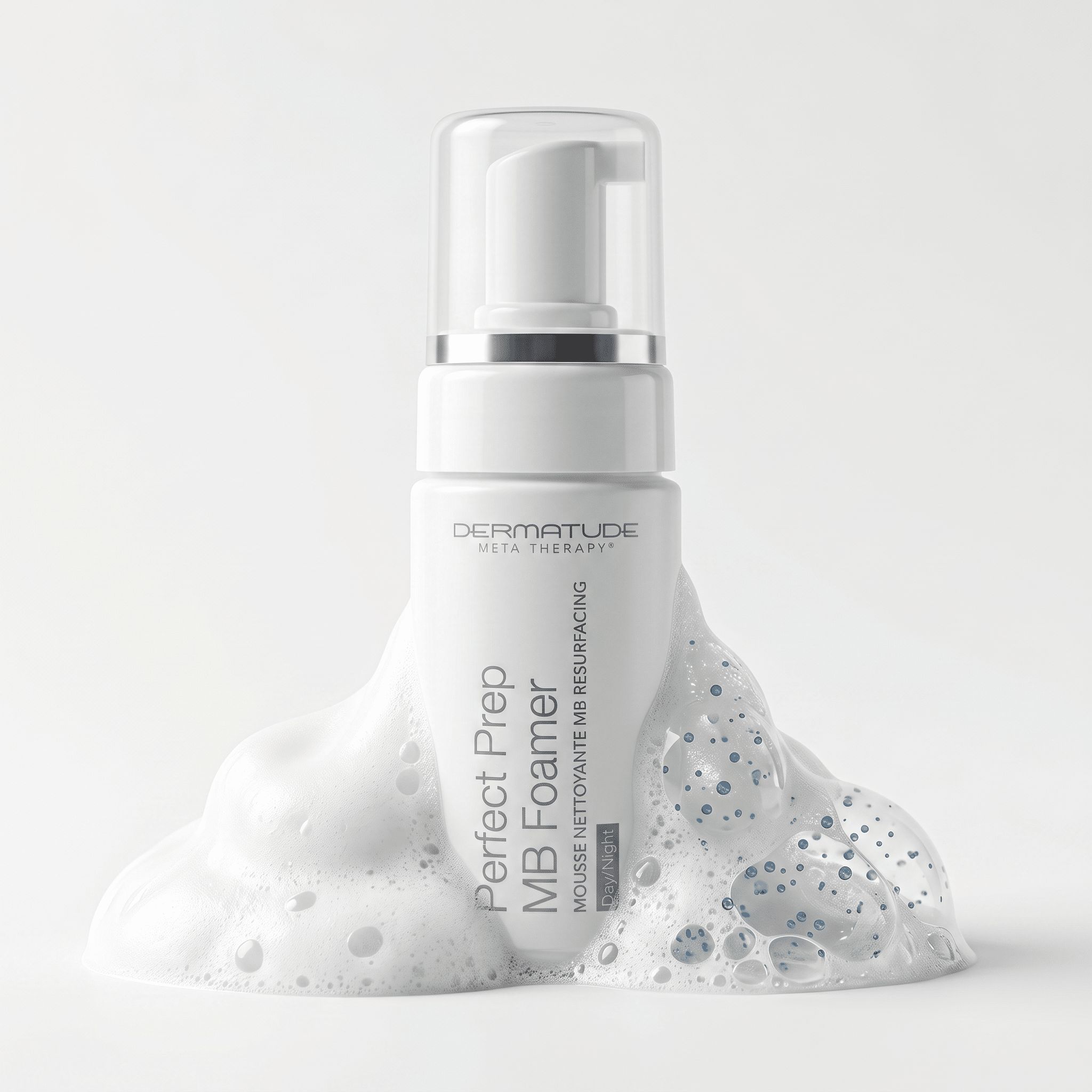 Weiße Flasche mit Pumpspender, umgeben von Schaum. Beschriftung: Perfect Prep MB Foamer.